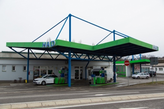 Čerpací stanice s bufetem, CNG a LPG stanice za rohem